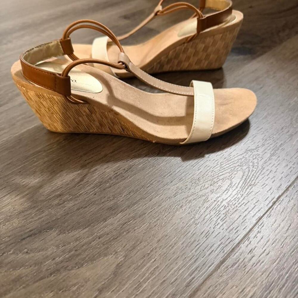 Style co tan and cream leathe sandal wedge - Picture 2 of 5